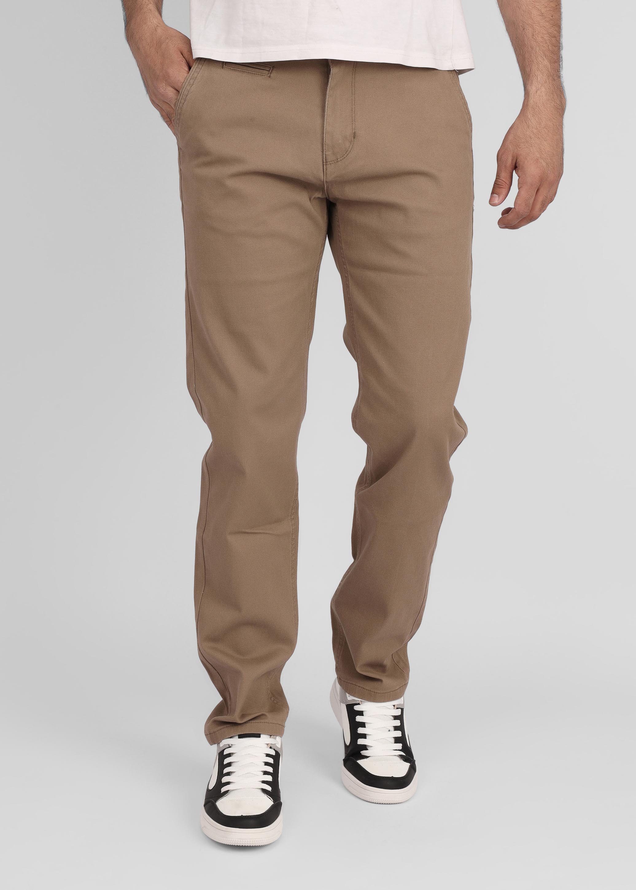 بنطال شينو بقصّة Slim Fit من الكاكي