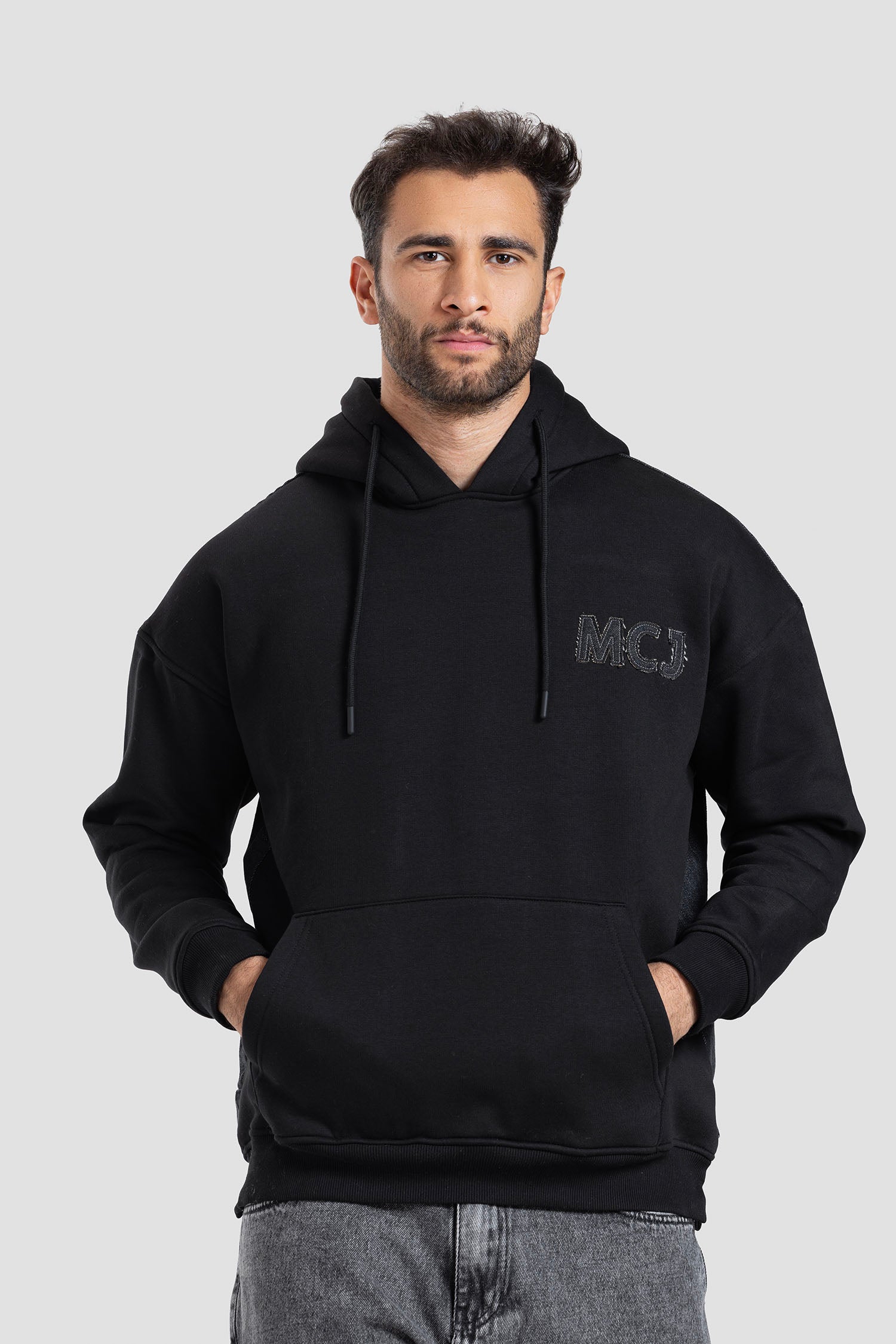 سترة هوديي سوداء