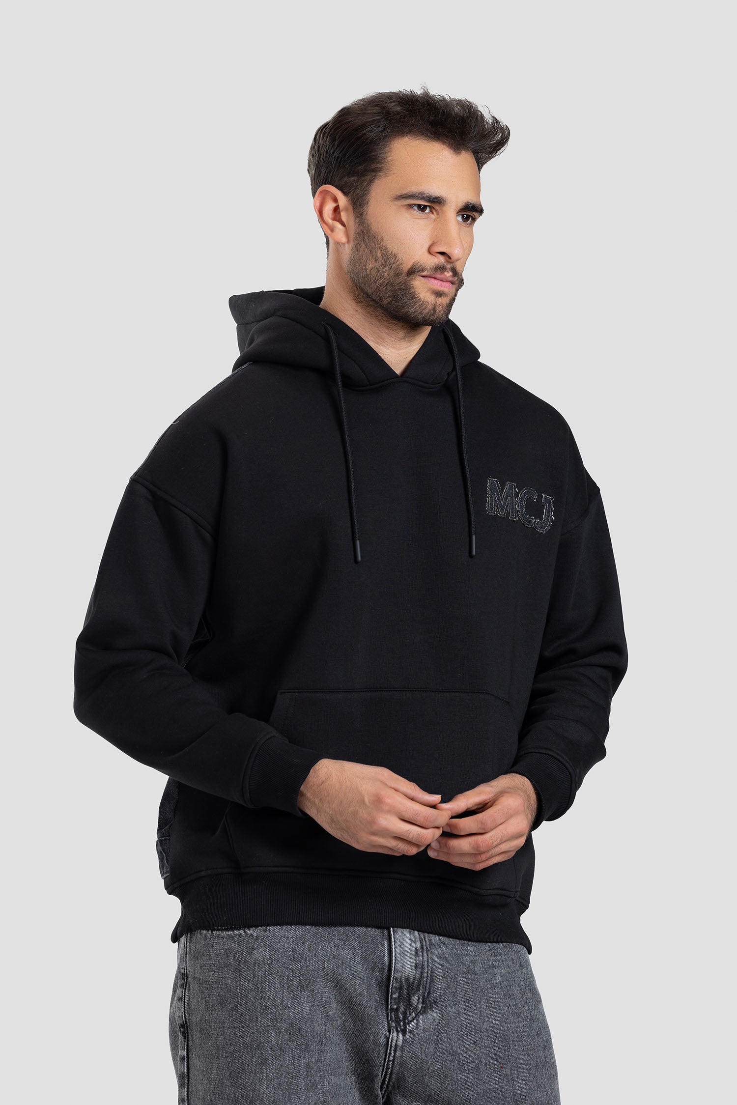 سترة هوديي سوداء