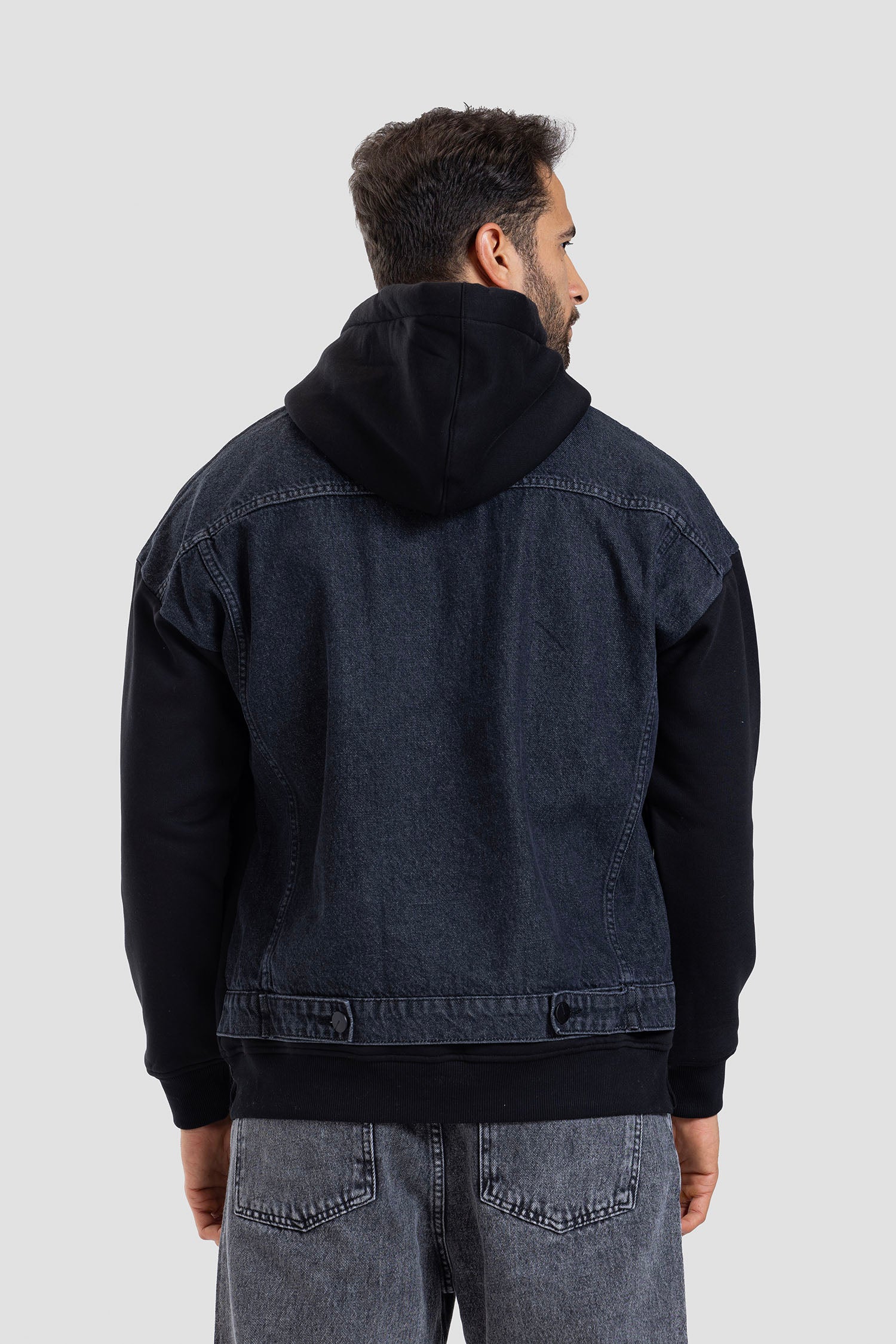 سترة هوديي سوداء