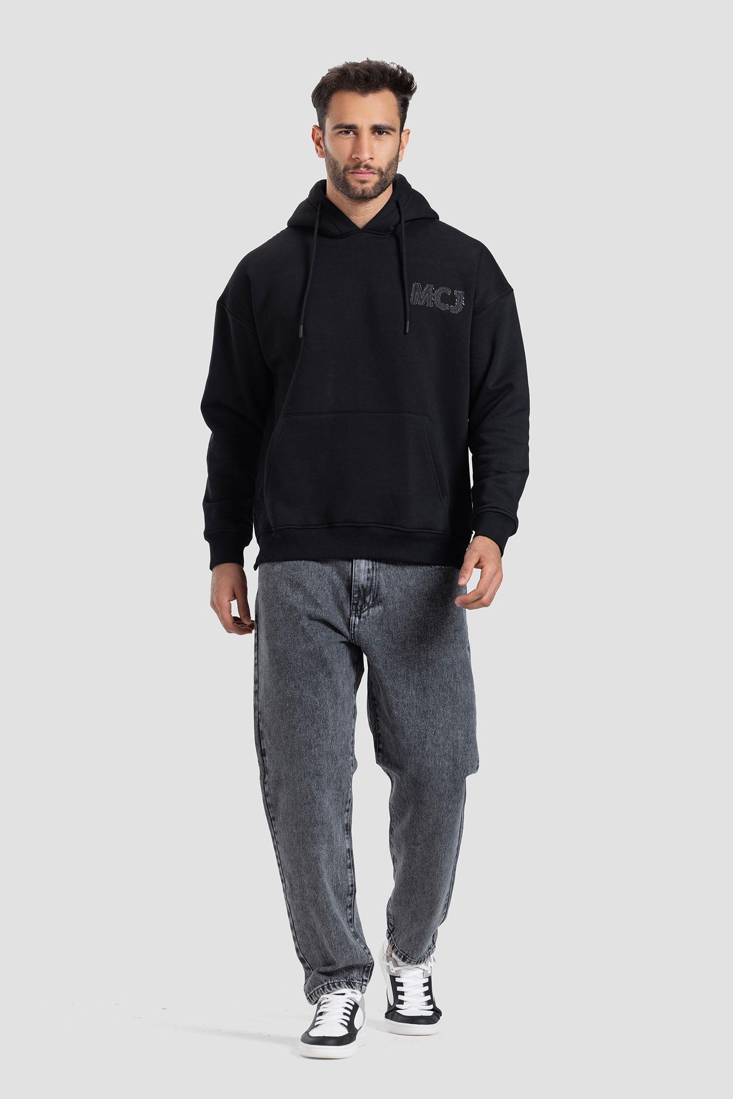 سترة هوديي سوداء