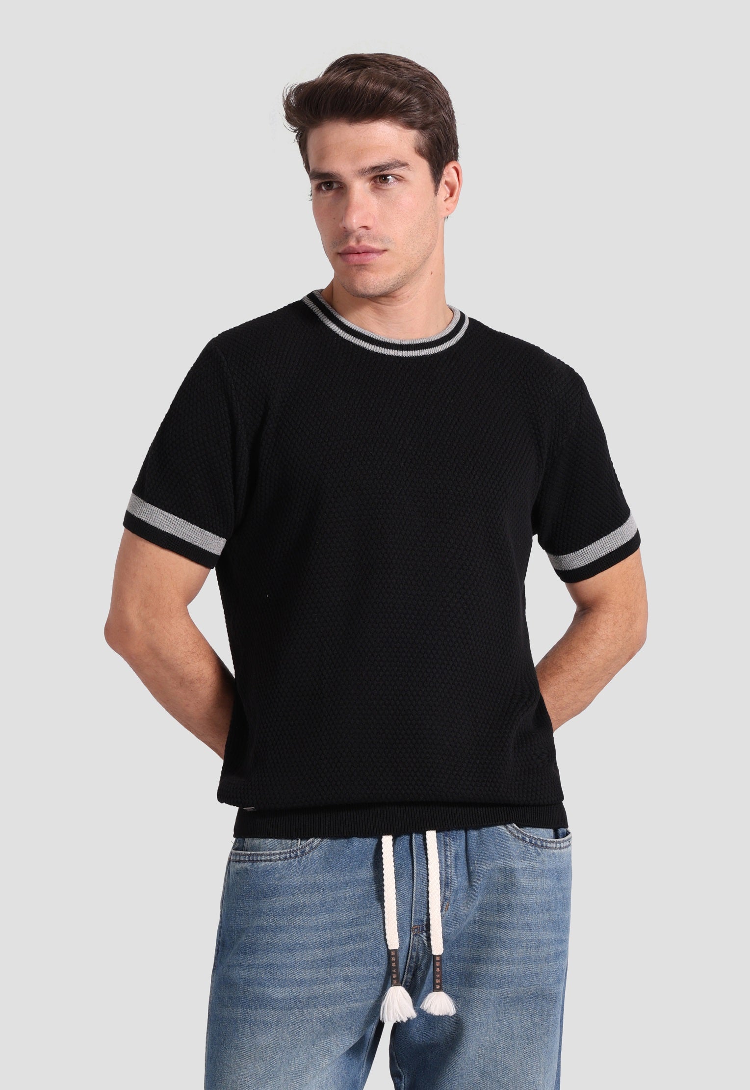 black crew neck knitted t-shirt